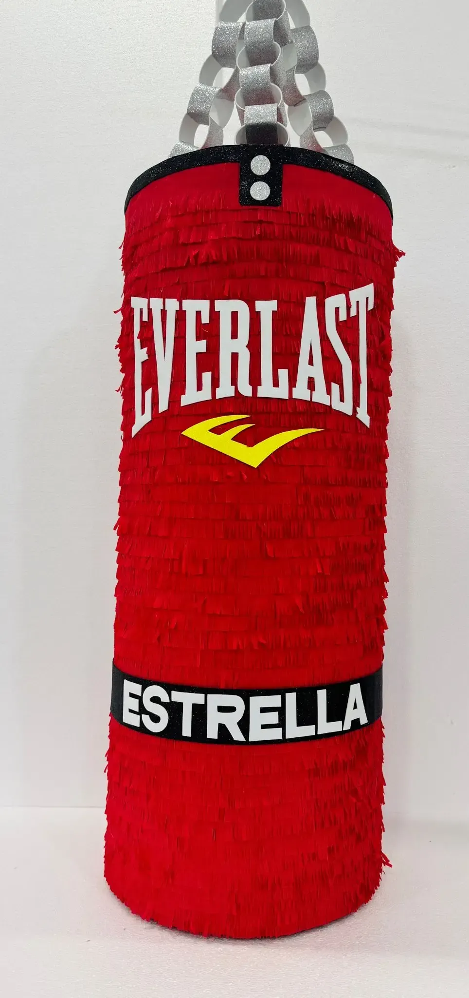 Saco de boxeo Everlast Estrella rojo colgado en el interior.