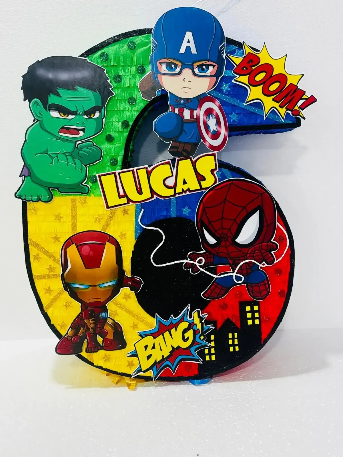 Adorno colorido para pastel de cumpleaños de superhéroes con Hulk, Capitán América, Spider-Man, Iron Man y el nombre Lucas.