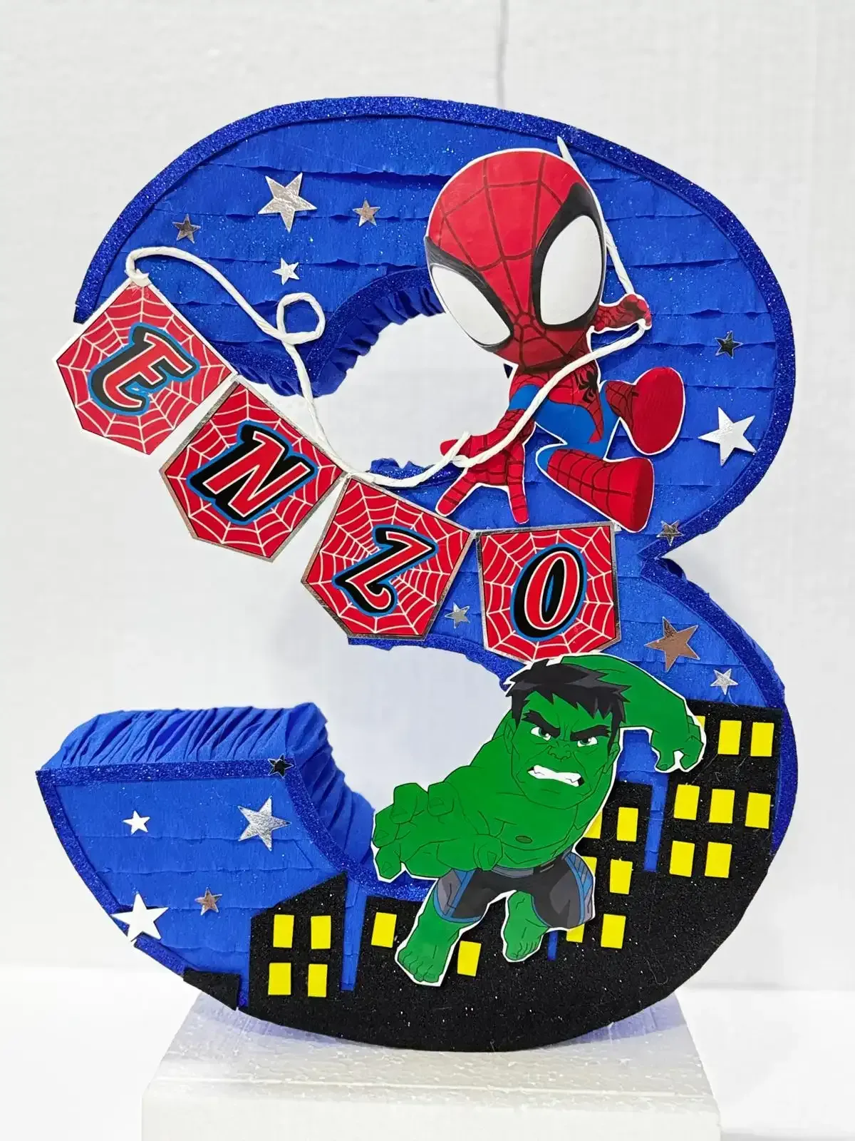 Spider-Man sobre un número 3 azul con la pancarta 