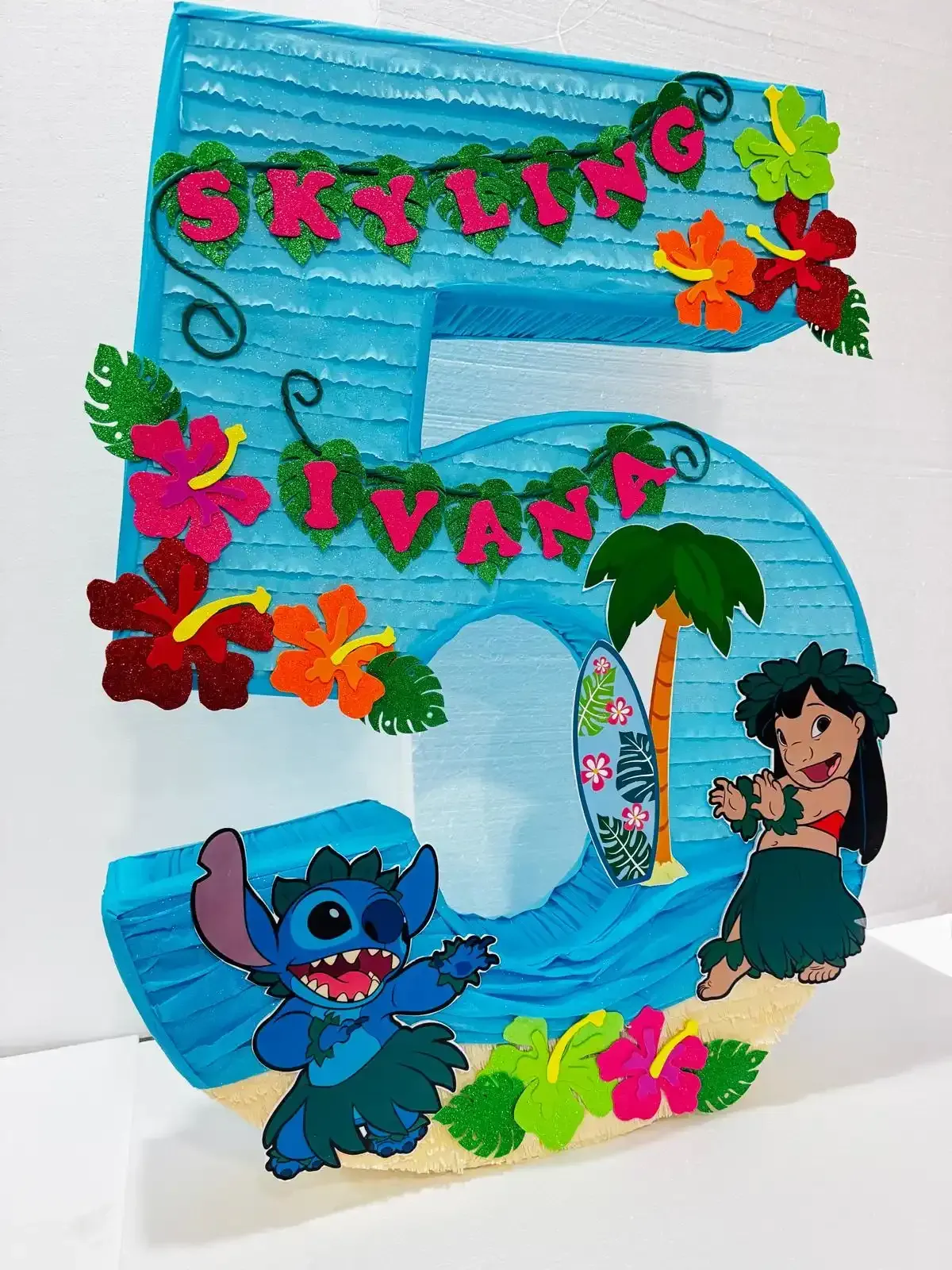 Dibujo colorido en papel que forma la palabra 