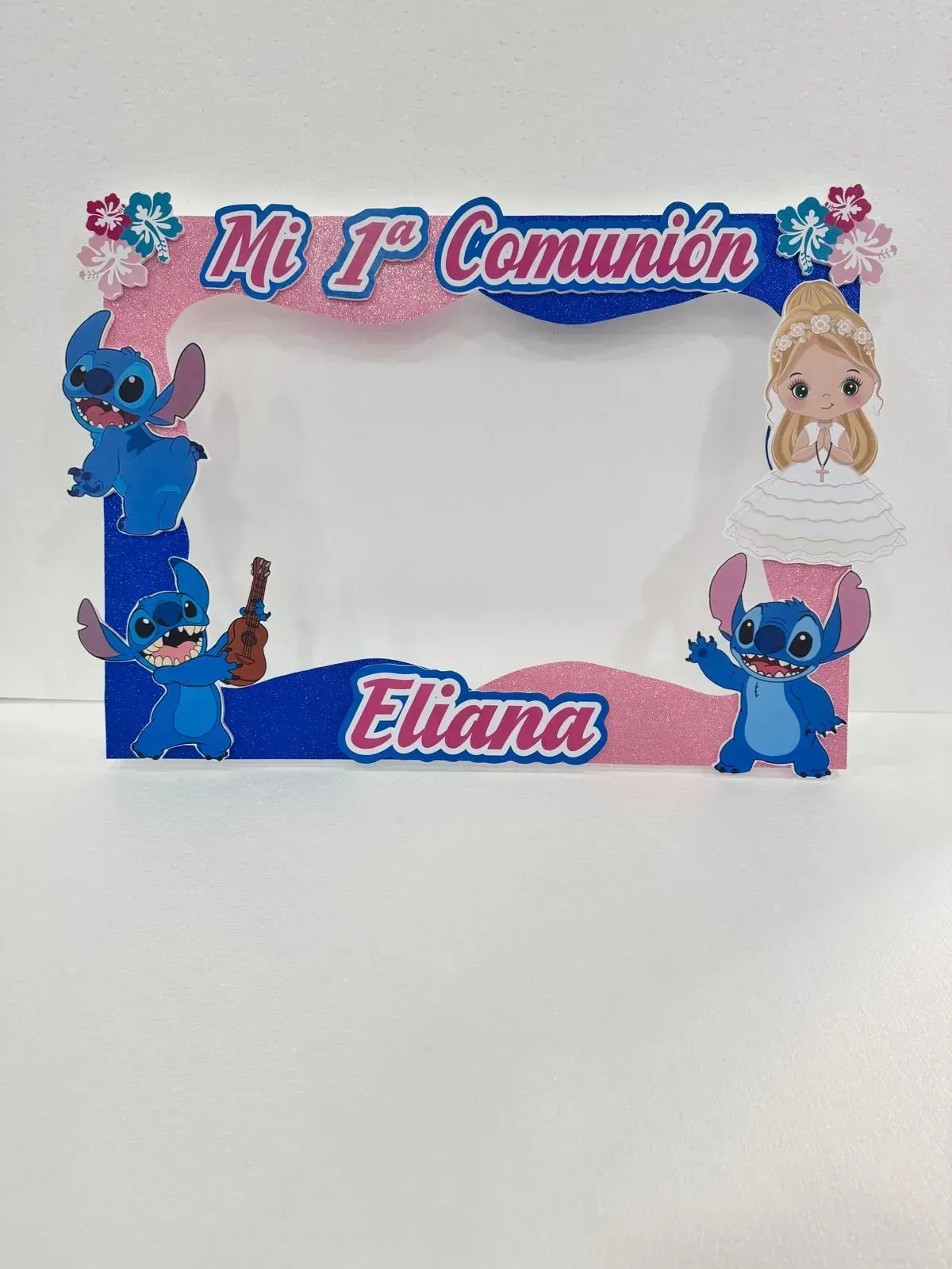 Marco de fotos Mi Primera Comunión con personajes de Stitch y ángeles, personalizado con “Eliana” en azul y rosa.