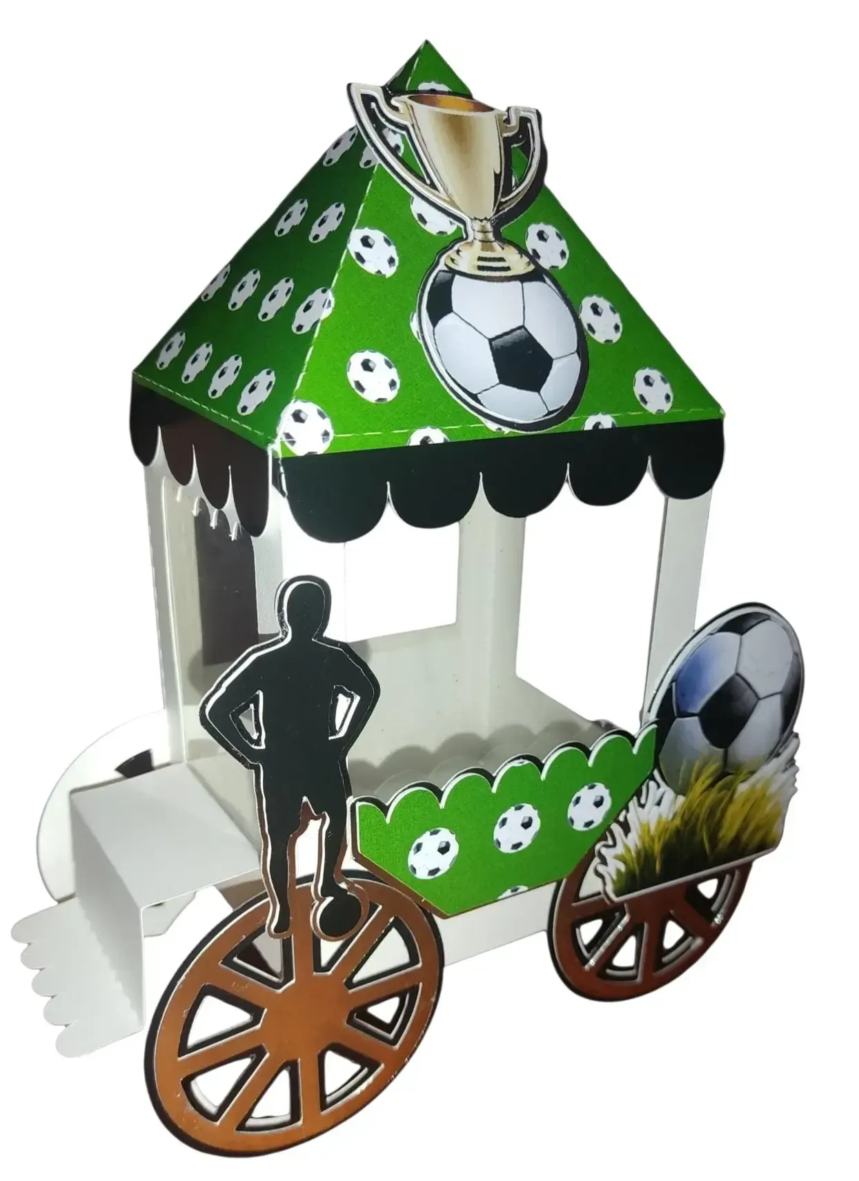 Carrito de papel con temática futbolística, con techo verde, trofeo, balones de fútbol y ruedas de madera.