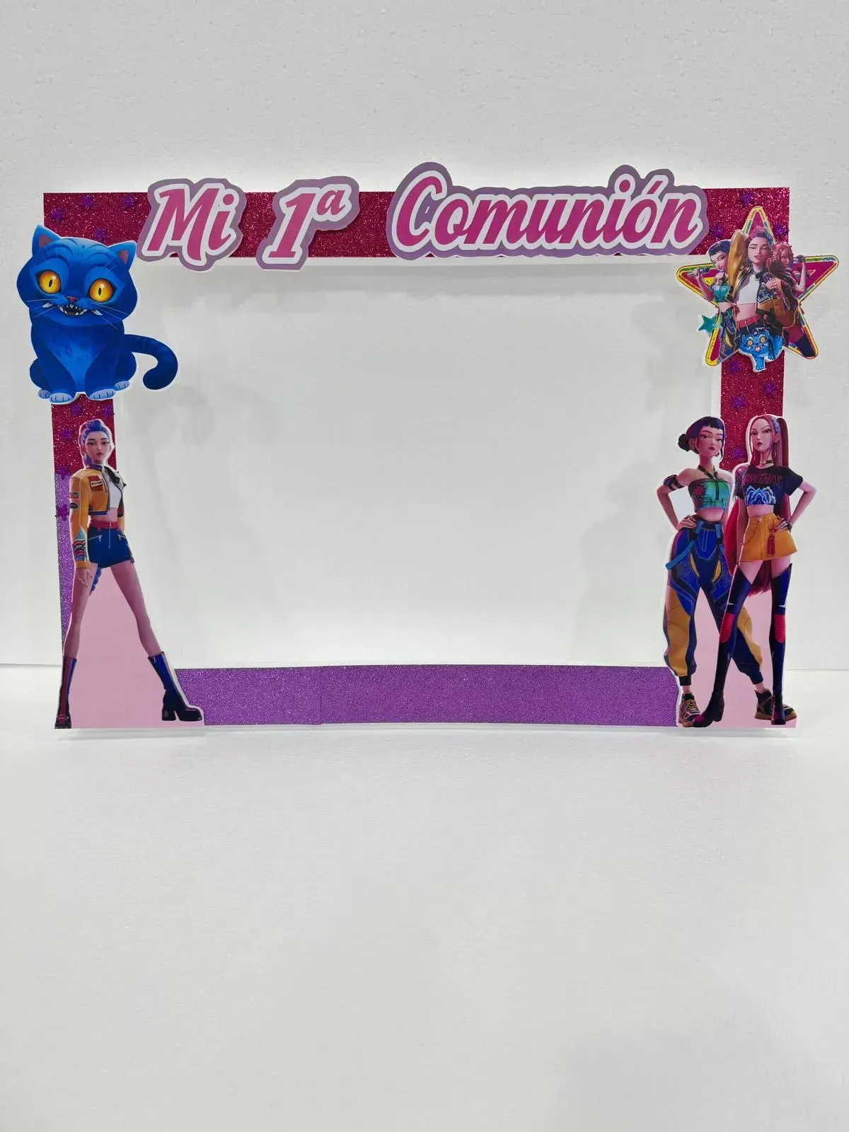 Marco de fotos rosa “Mi 1ª Comunión” con decoración de gato y estrella sobre fondo blanco