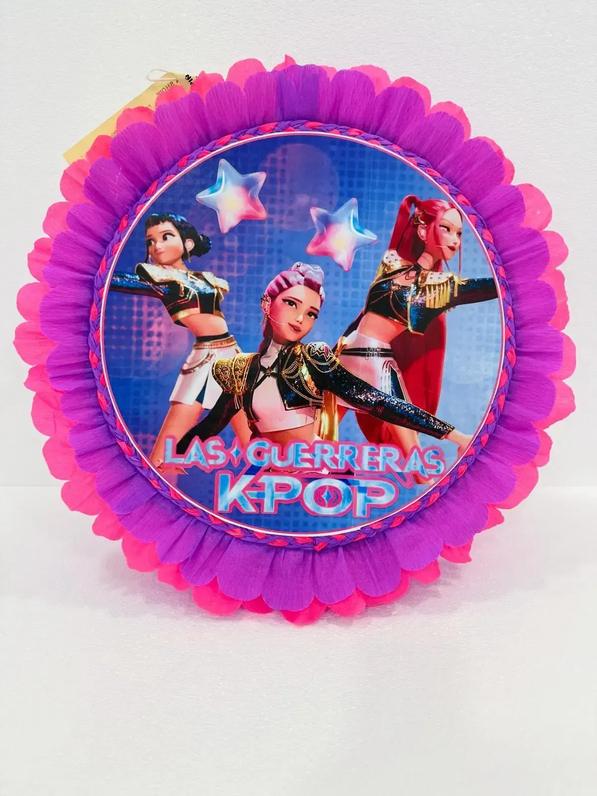 Decoración redonda de color rosa y morado para fiestas, con tres bailarinas de K-pop y el texto 