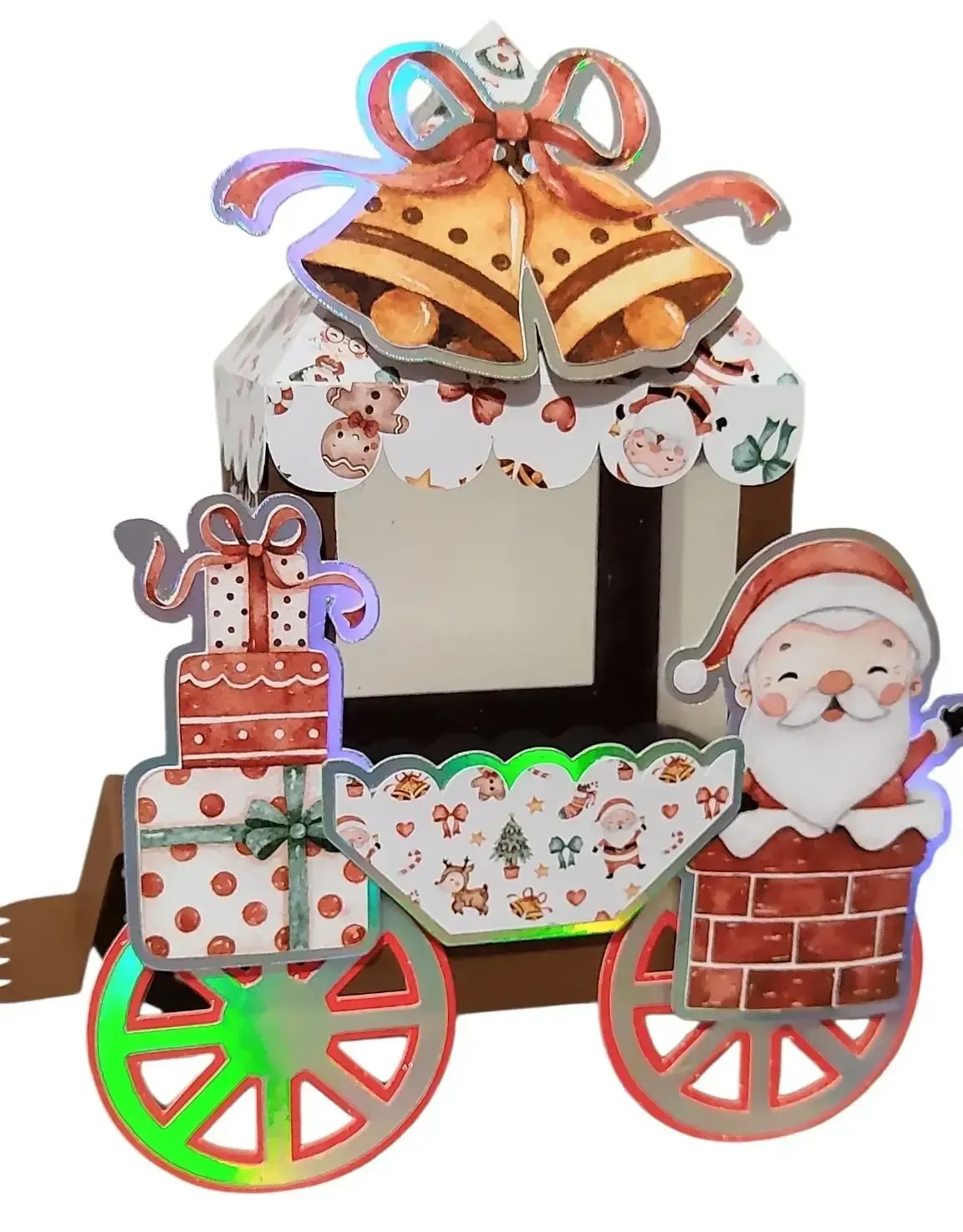 Manualidad festiva de Papá Noel y mariposas en papel sobre un carrito decorado con ruedas coloridas y cajas de regalo.