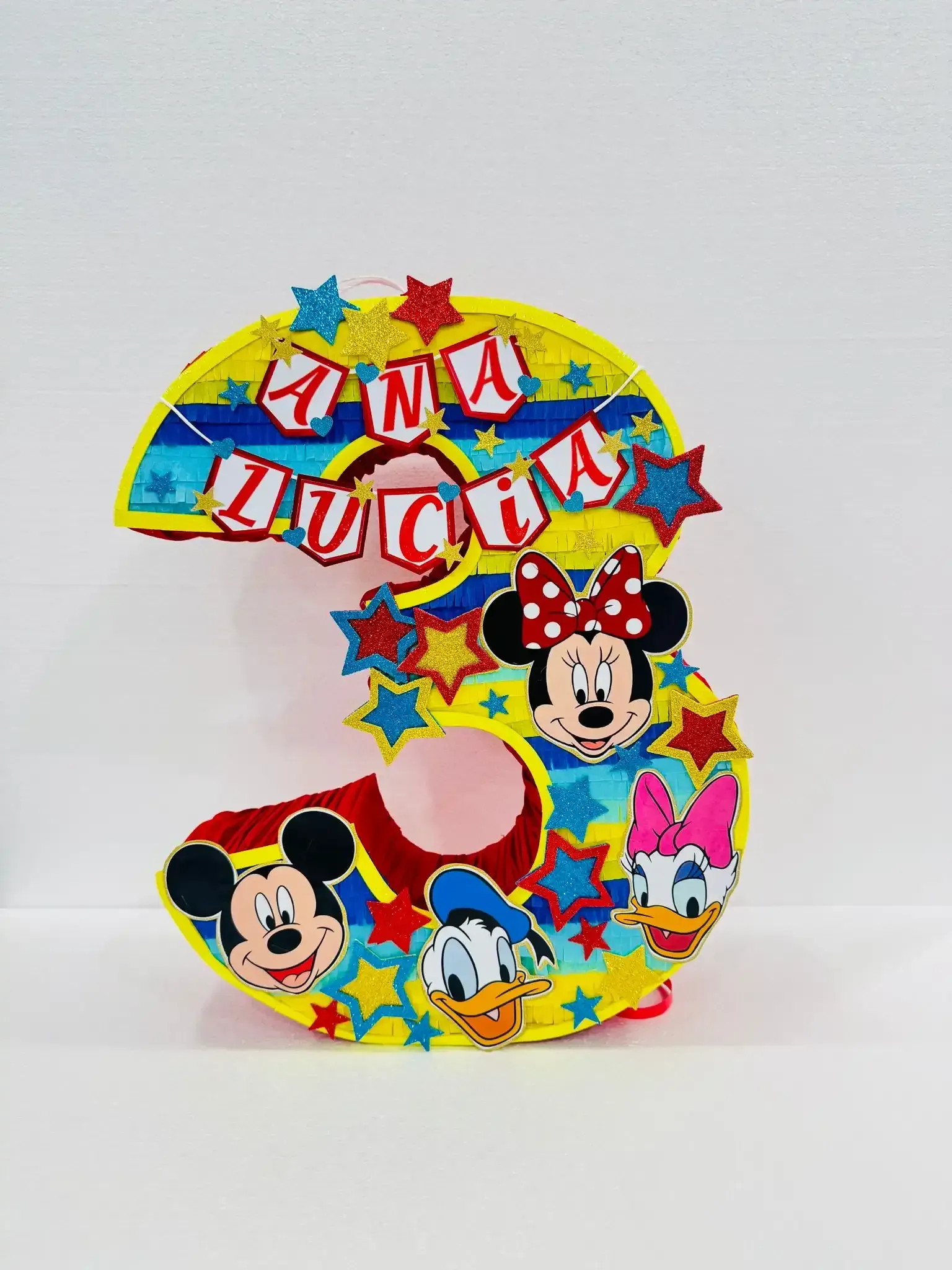 El número 3 de Mickey Mouse, colorido, con estrellas y letras con temática de Disney sobre un fondo blanco.