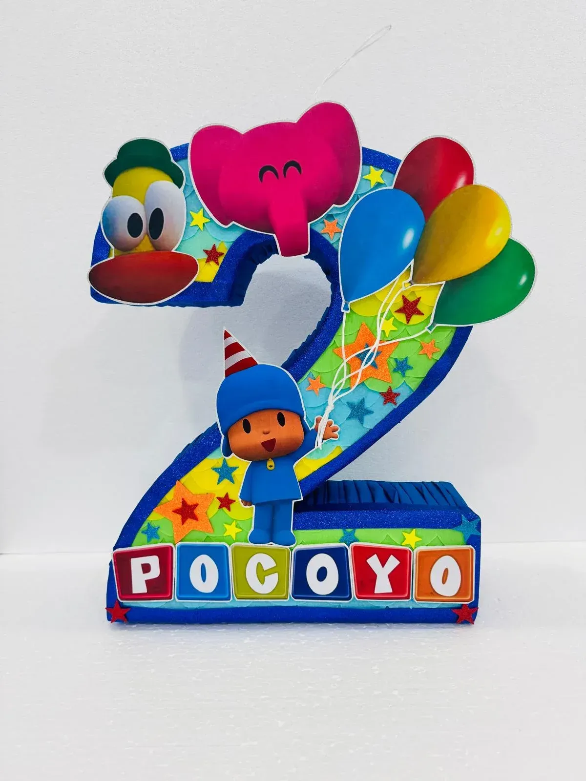 Decoración colorida de cumpleaños con el número 2, con pájaros y estrellas de dibujos animados, que forman la palabra 