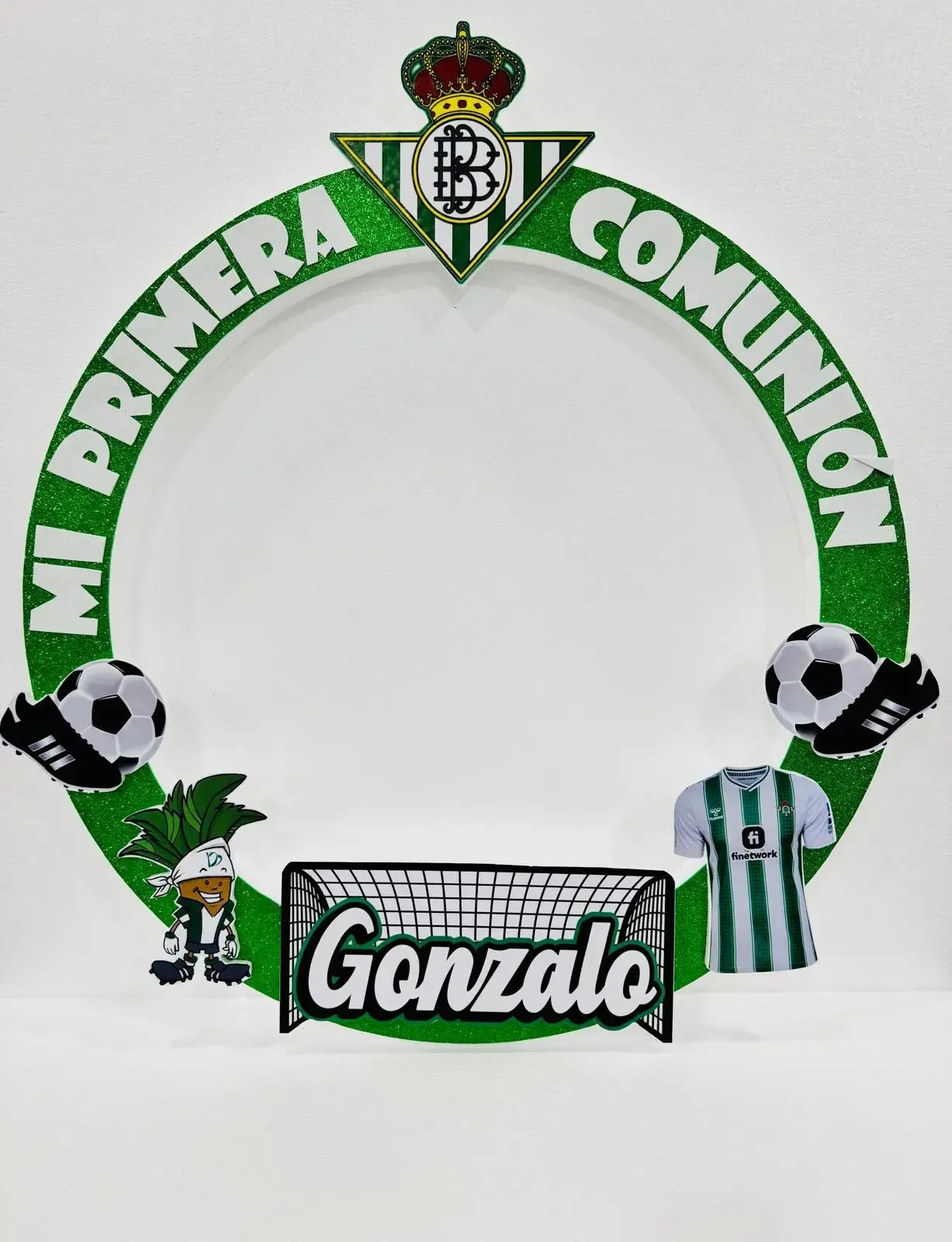Marco de fotos verde con la inscripción “Mi primera comunión”, con balones de fútbol y el nombre “Gonzalo” en la parte inferior.