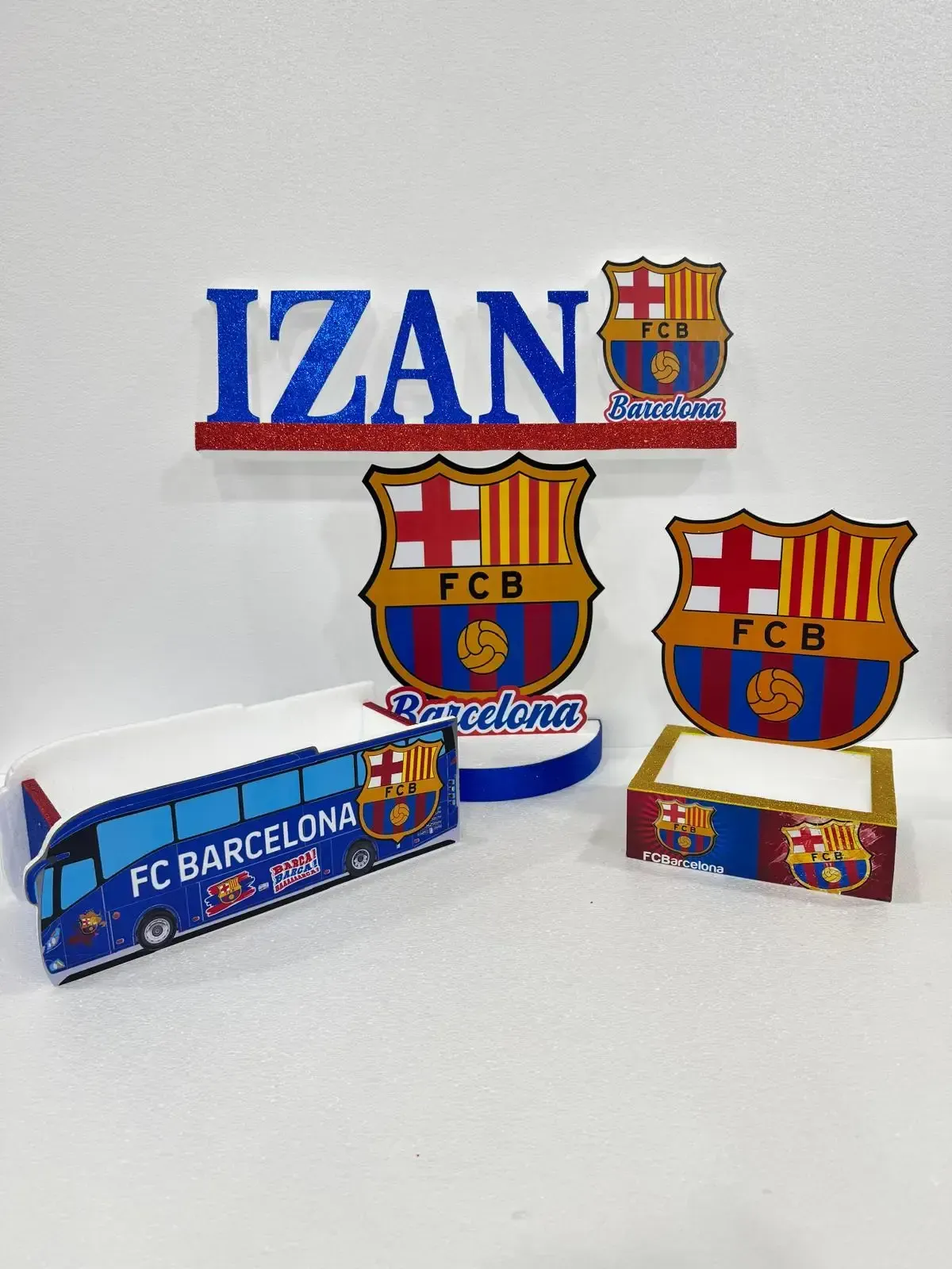 Exhibición de productos del FC Barcelona con artículos con el logotipo azul y rojo y la palabra 