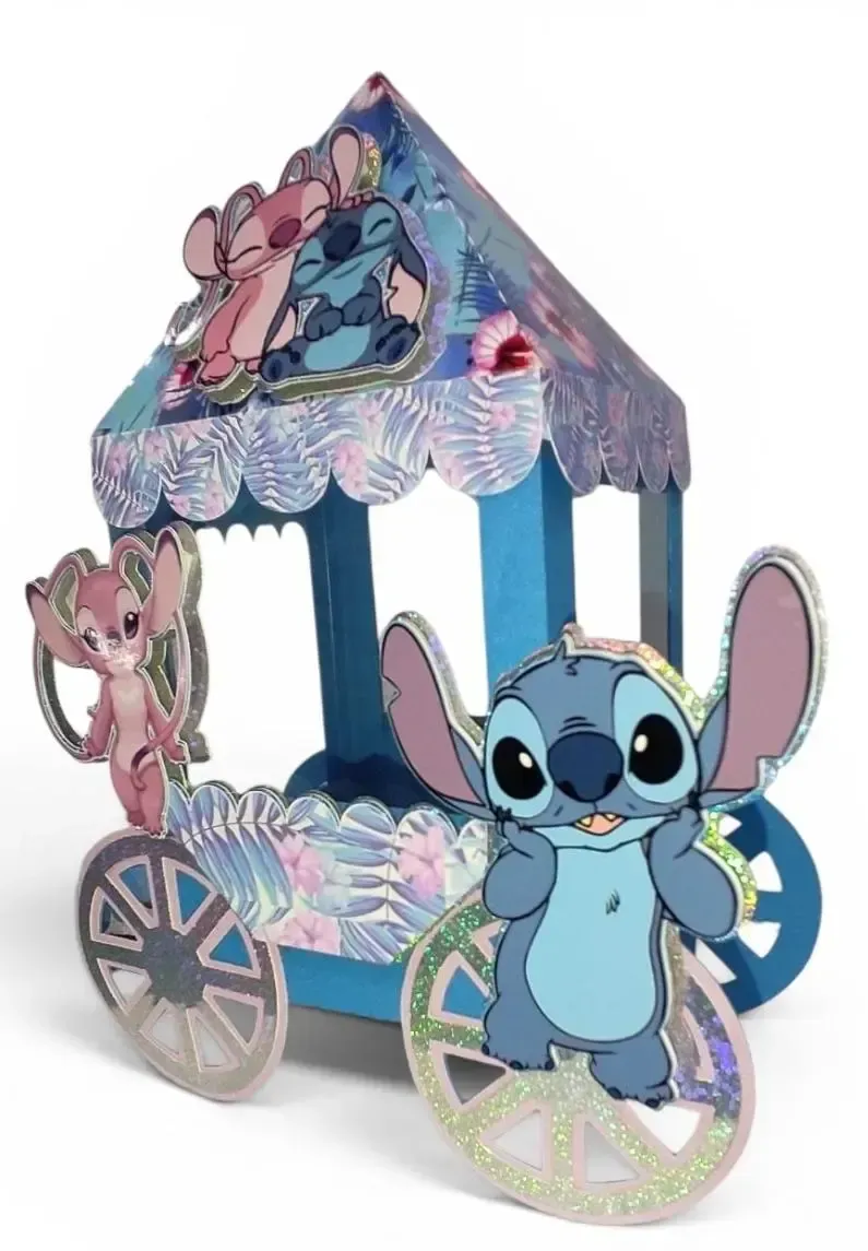 Carro de cartón con temática de Blue Stitch, decorado con adornos rosas y azules y ruedas.