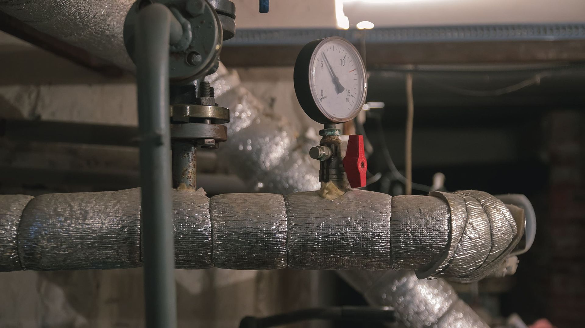 Un primer plano de un manómetro en una tubería.