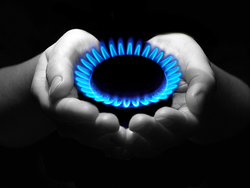 Una persona sostiene un quemador de gas en sus manos.