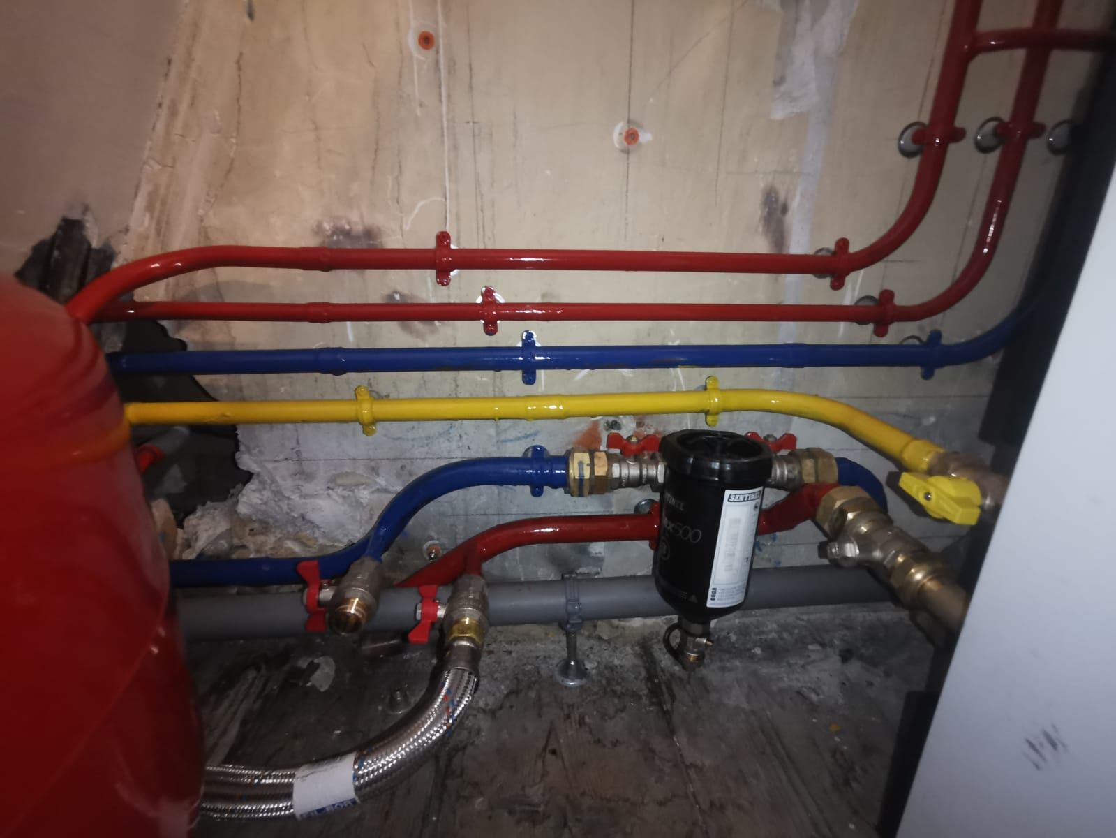 Tuyaux rouges et bleus