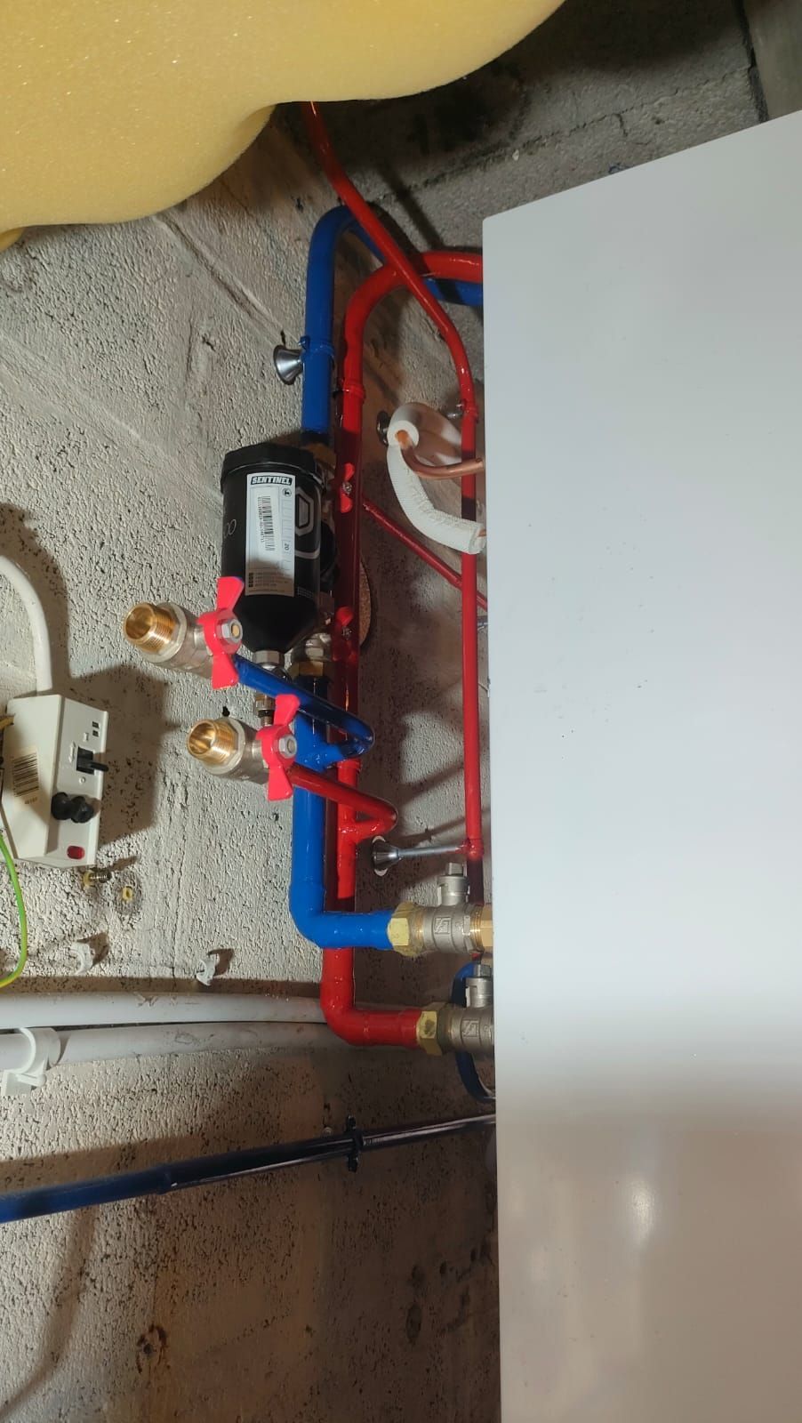 Chaudière avec des tuyaux de couleurs