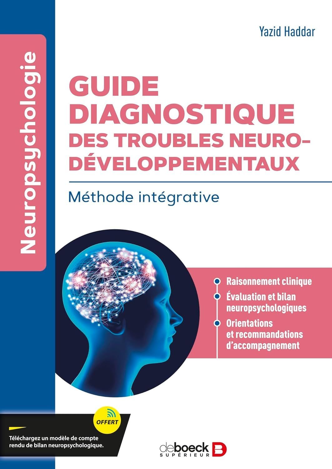 Un homme en chemise bleue fait un massage à un homme