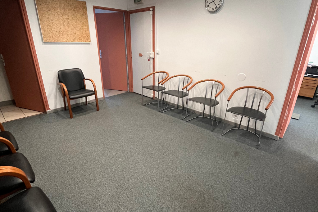 Un homme en chemise bleue fait un massage à un homme