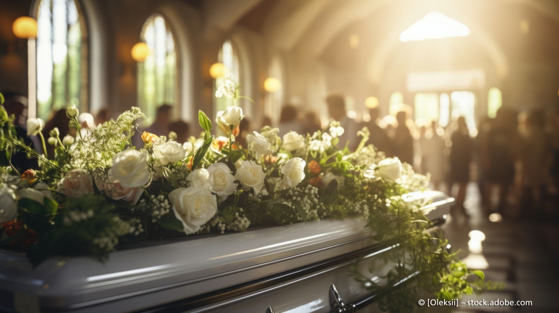Blumengeschmückter Sarg in Kirche