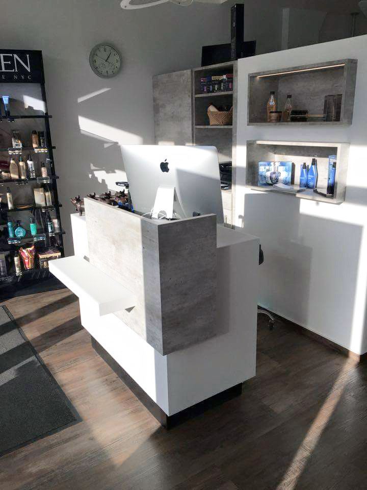 In einem Laden hängt eine Uhr an der Wand über einer Theke.