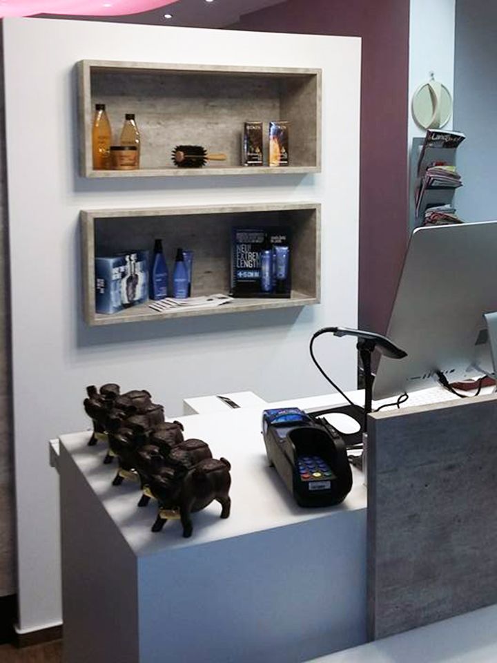 Eine Theke in einem Geschäft mit einem Barcode-Lesegerät darauf