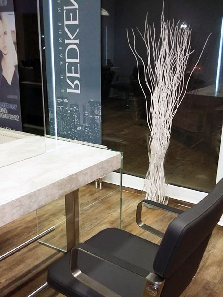 Ein Raum mit einem Stuhl und einem Schild mit der Aufschrift „Kedkem“