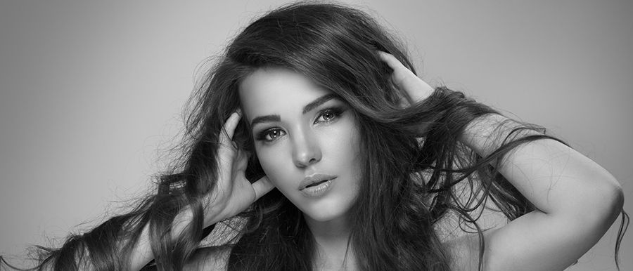 Ein Schwarzweißfoto einer Frau mit langen Haaren.