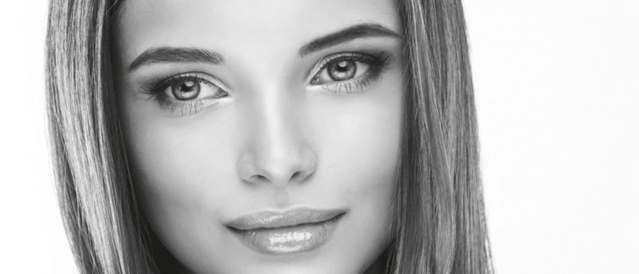 Es ist ein Schwarzweißfoto des Gesichts einer Frau.