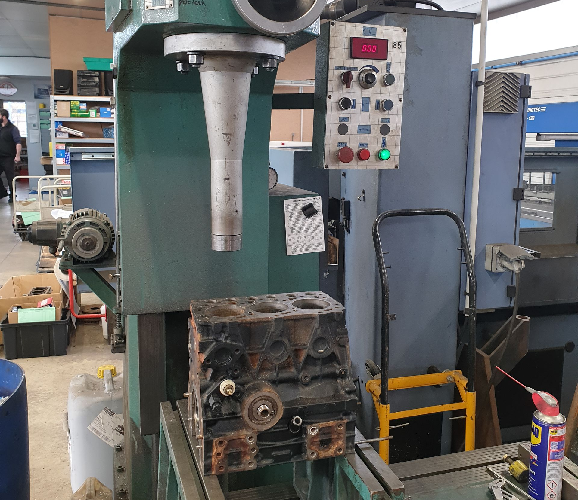 Bloc-moteur sous une machine dans un atelier.