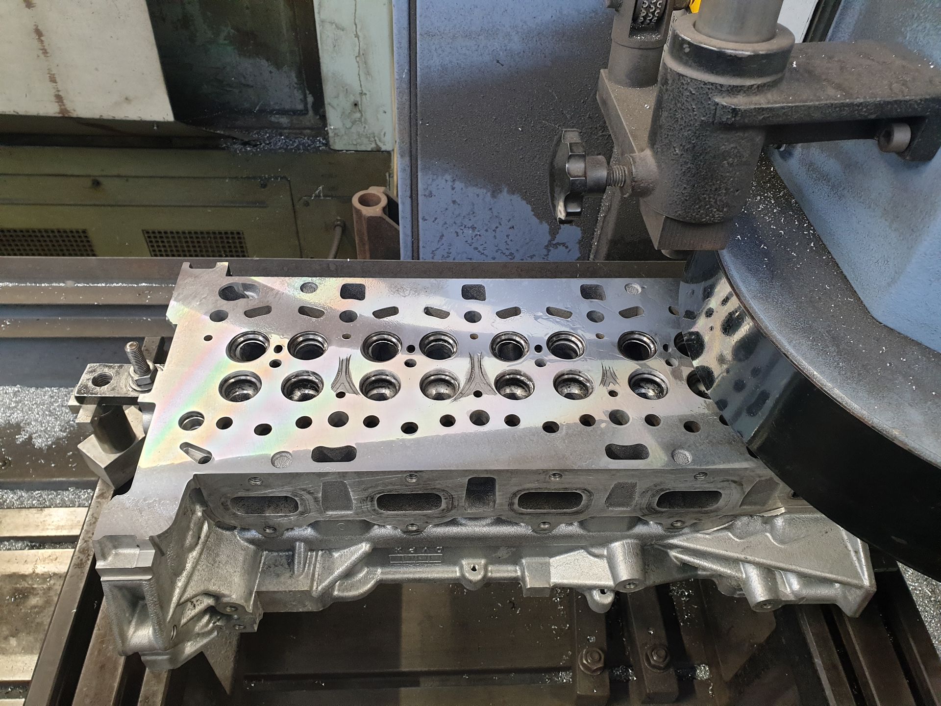 Usinage de la surface d'une culasse de moteur.