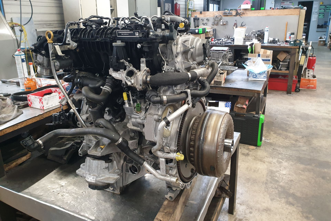 Intérieur d'atelier avec un moteur sur une table.