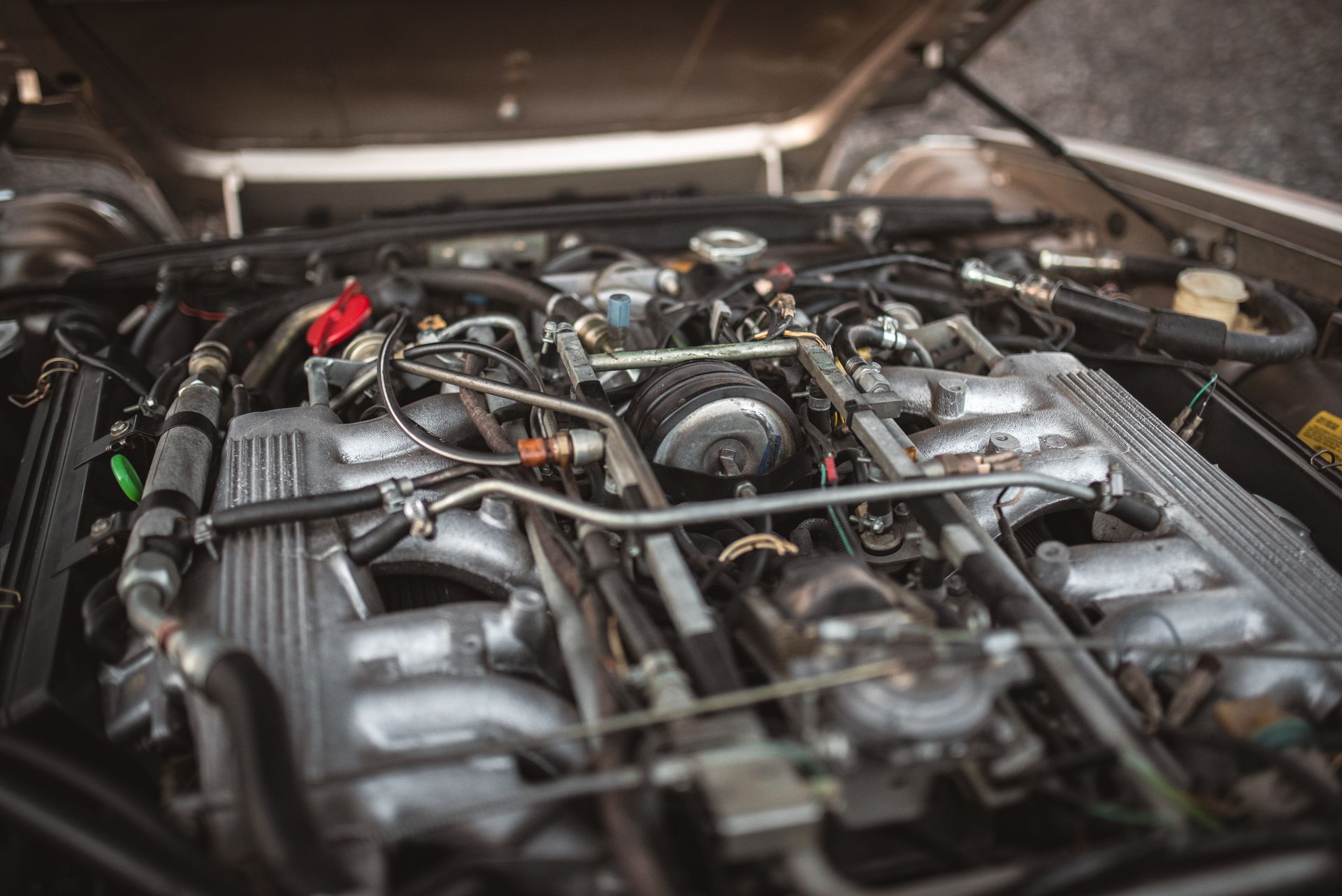 Gros plan sur un moteur de voiture.