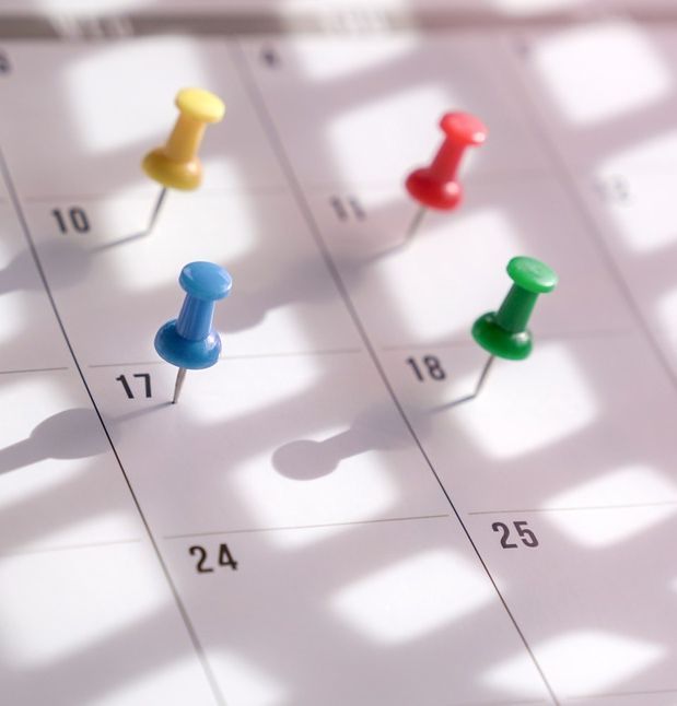 Un calendario con un montón de alfileres.