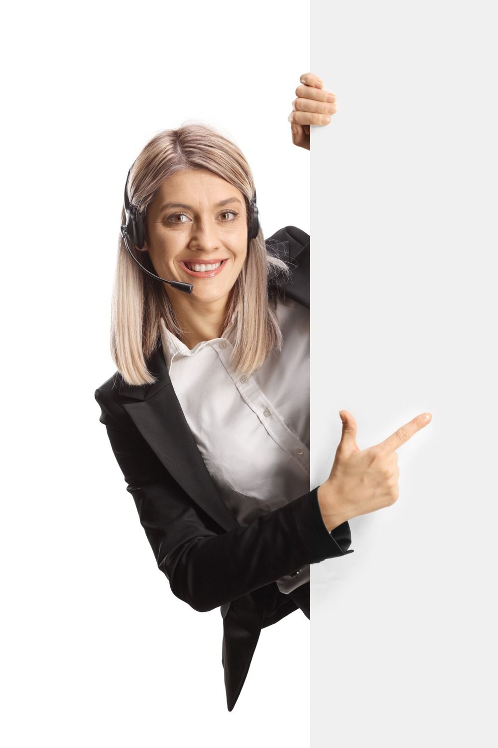 Una mujer que lleva unos auriculares sostiene un cartel blanco y lo señala.