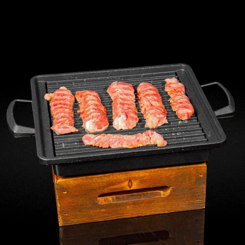 Platos de mariscos sobre una mesa oscura: almejas, salmón, espárragos y una ensalada, posiblemente en un restaurante.