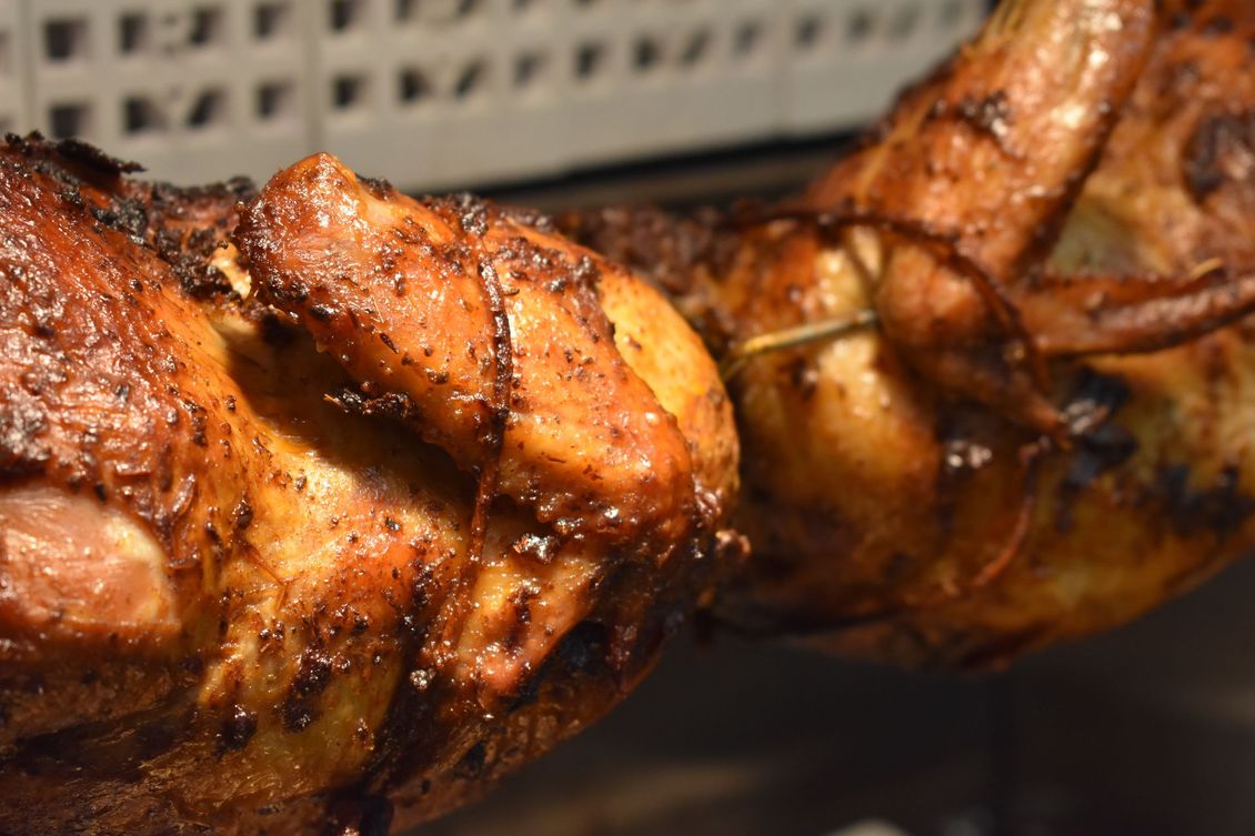 Gros plan sur de la viande rôtie et glacée à la broche, dorée et carbonisée à la chaleur.