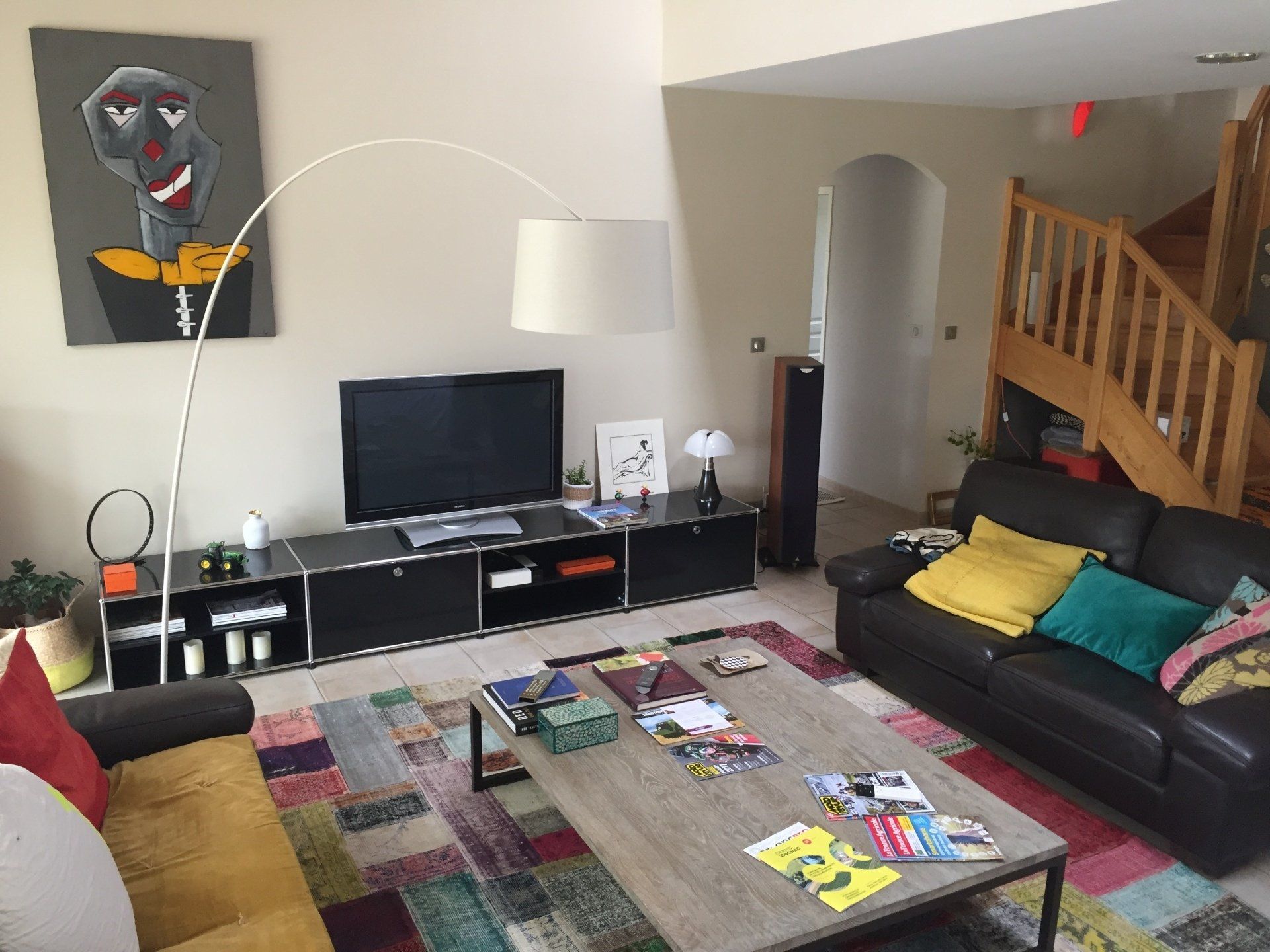 Lampadaire blanc éclairant une table de salon