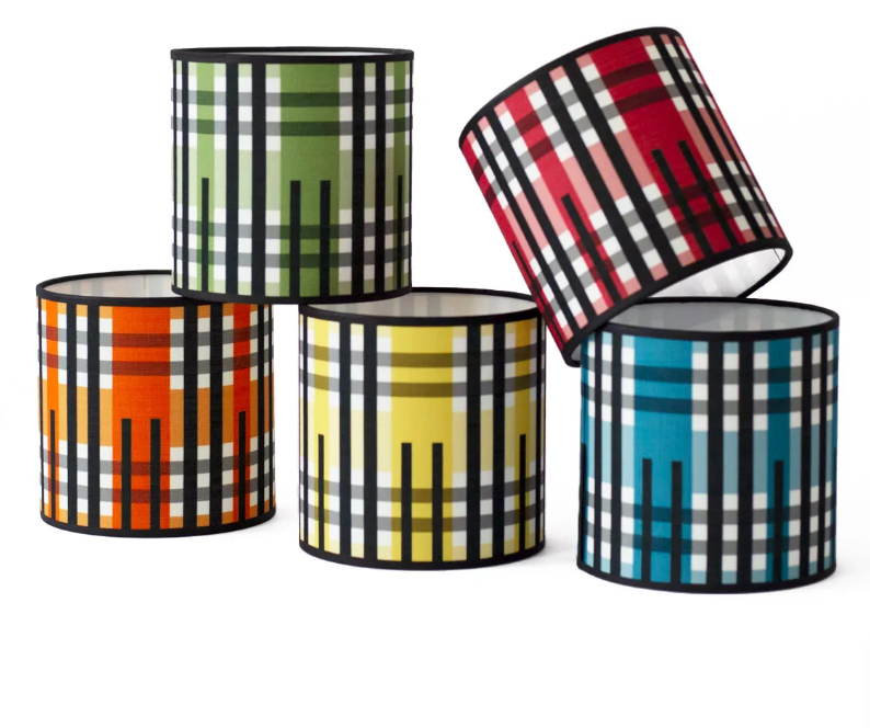 Cinq mêmes abat-jour mais de couleurs différentes