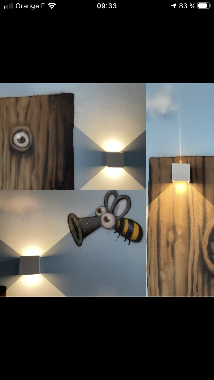 Montage photo d'un mur peint avec une applique accrochée