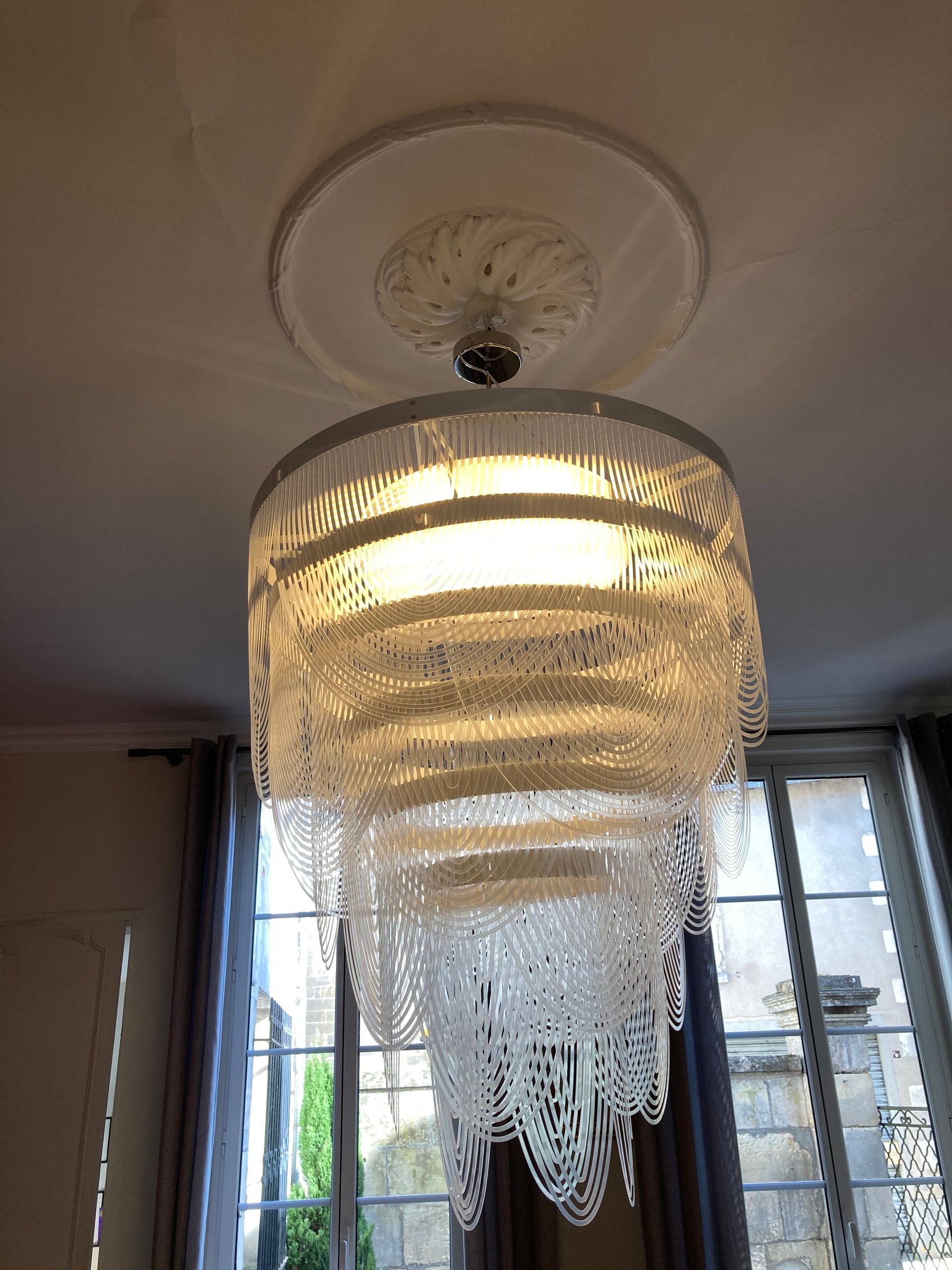 Suspension avec un abat-jour ressemblant à un voilage