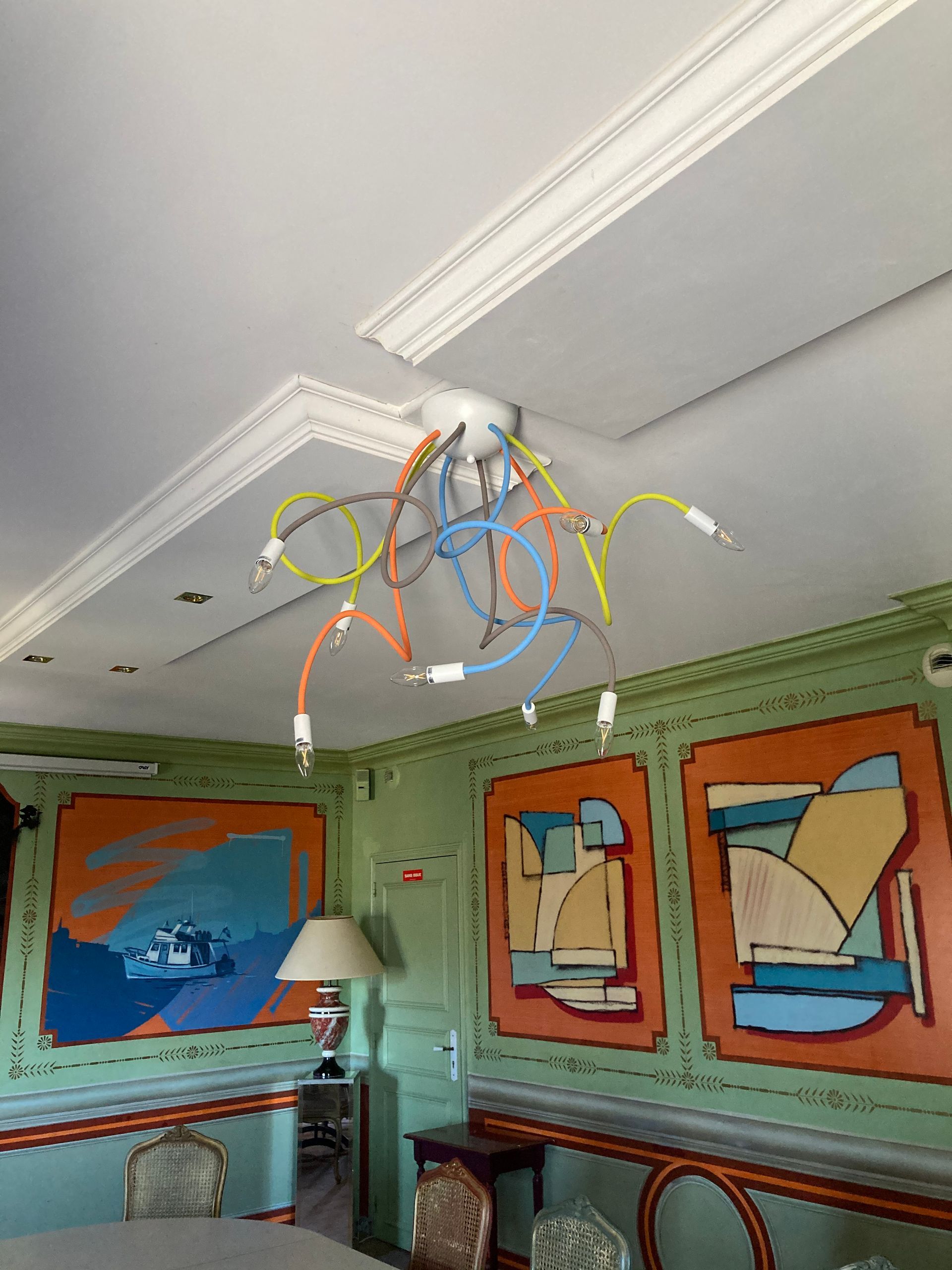 Suspension avec de nombreuses ampoules accrochées par des câbles de différentes couleurs