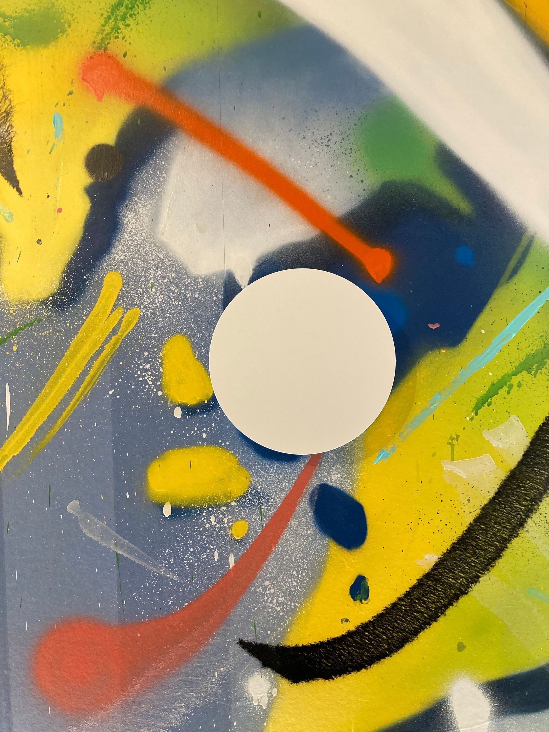 Applique ronde accrochée sur un mur peint