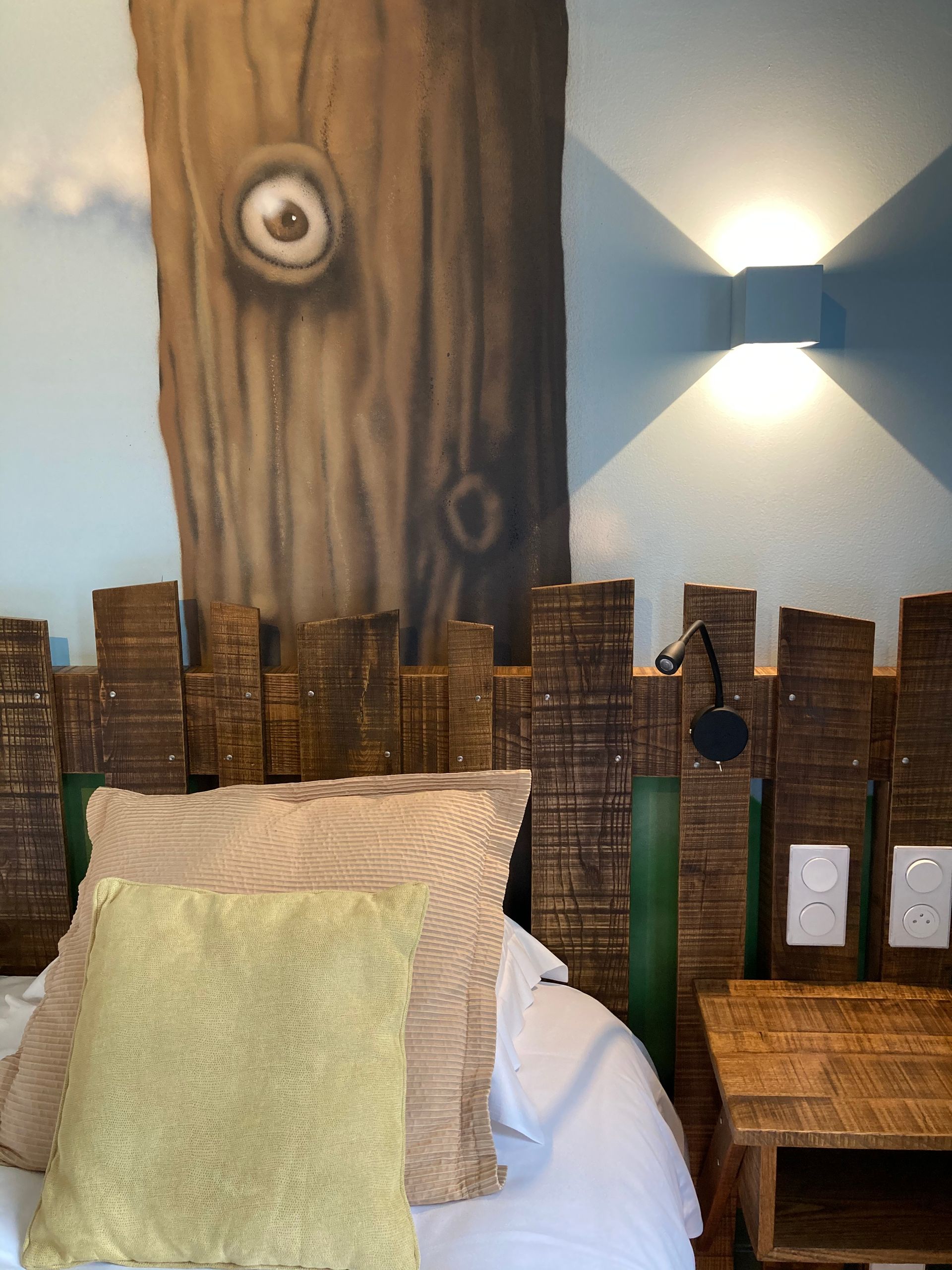 Gros plan sur un lampion accroché sur une tête de lit