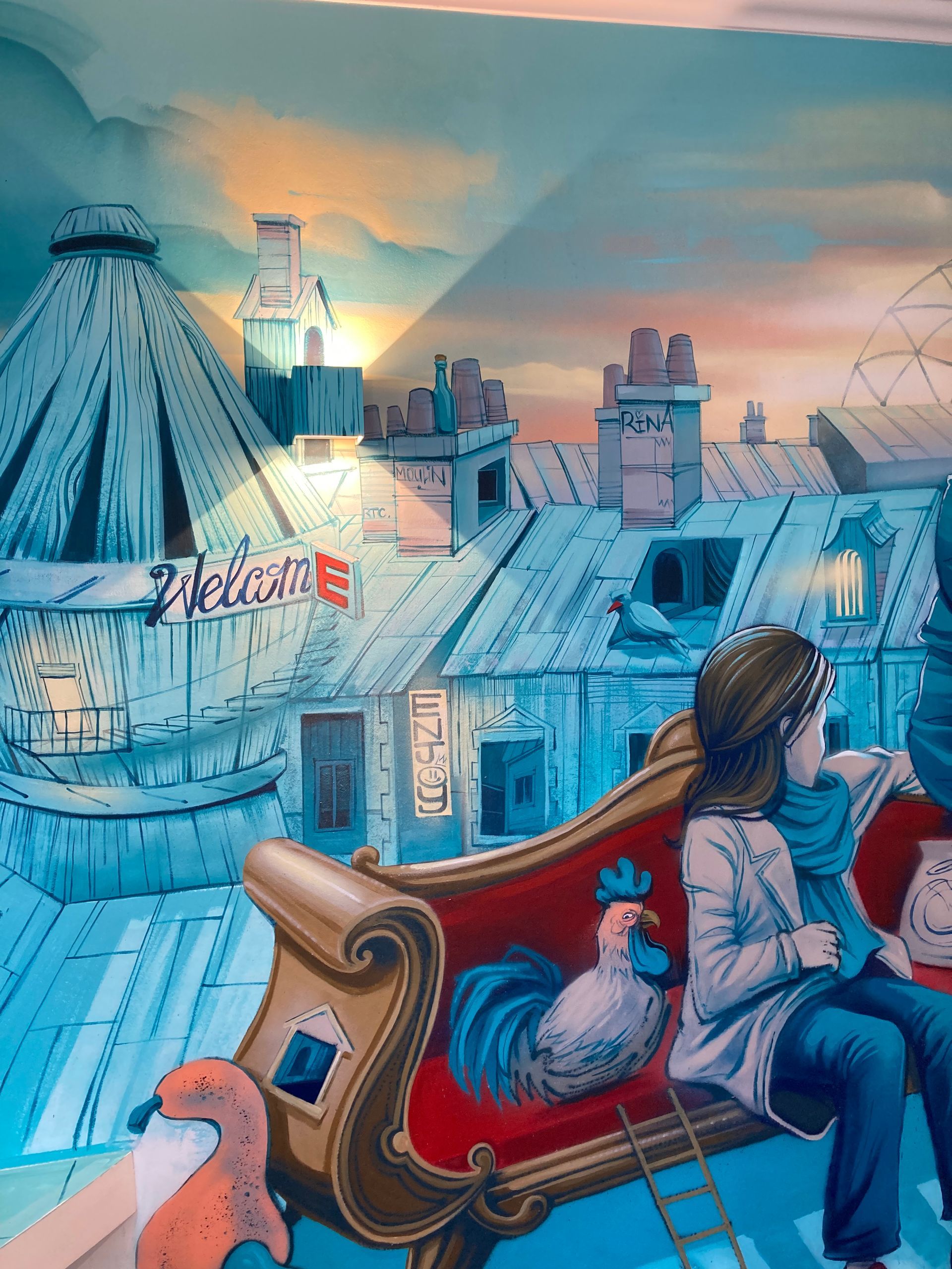 Fresque murale éclairée par des appliques