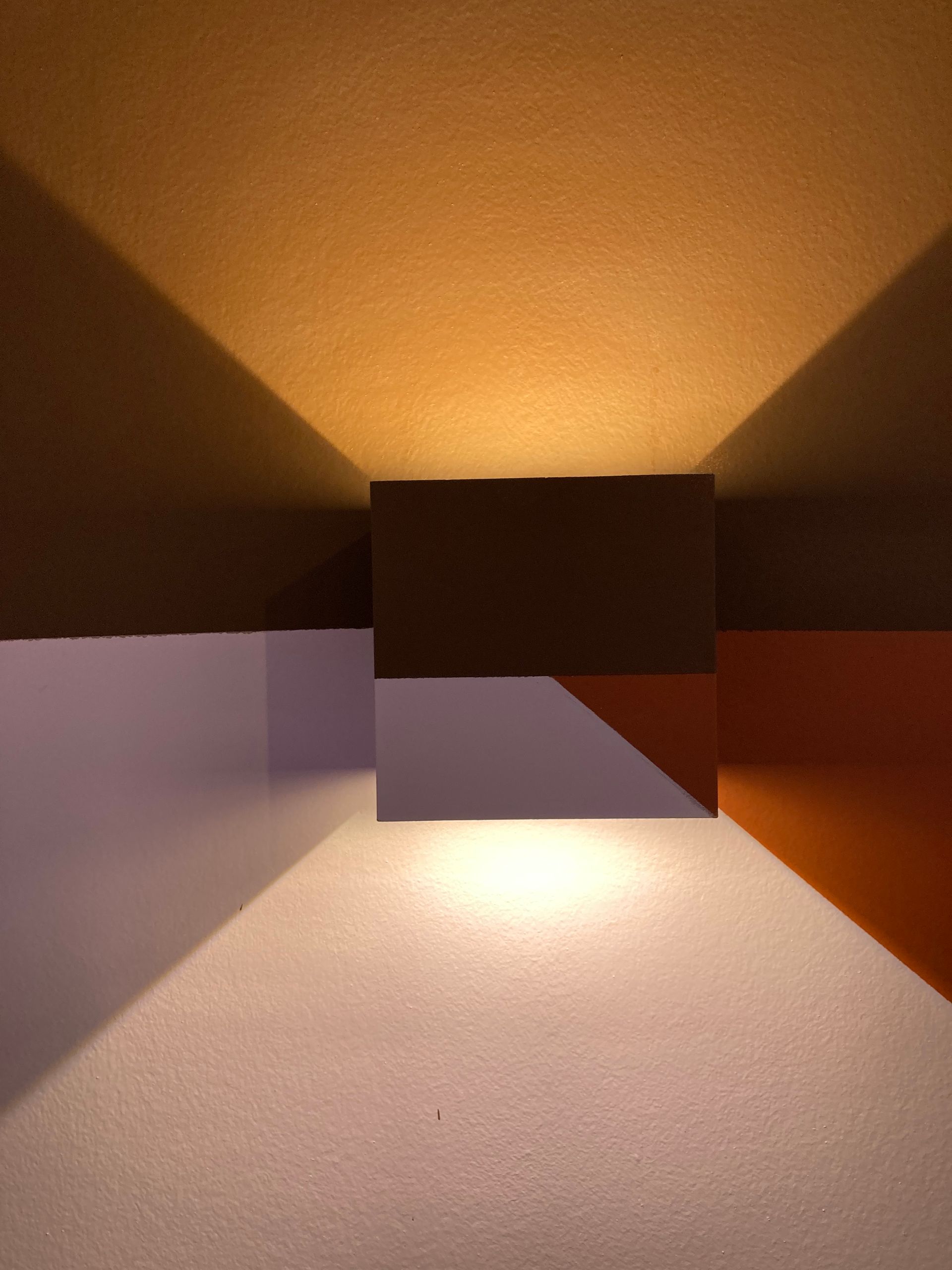 Applique allumée, camouflée sur un mur peint