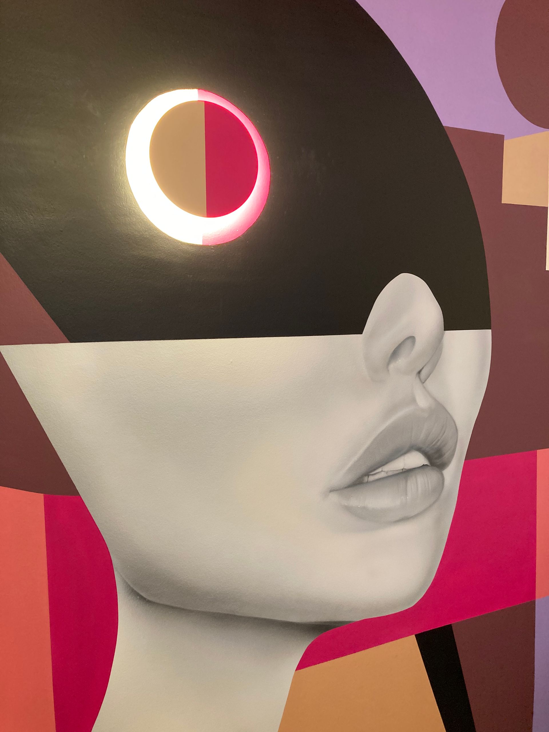 Applique représentant l'oeil d'une femme peinte sur un mur