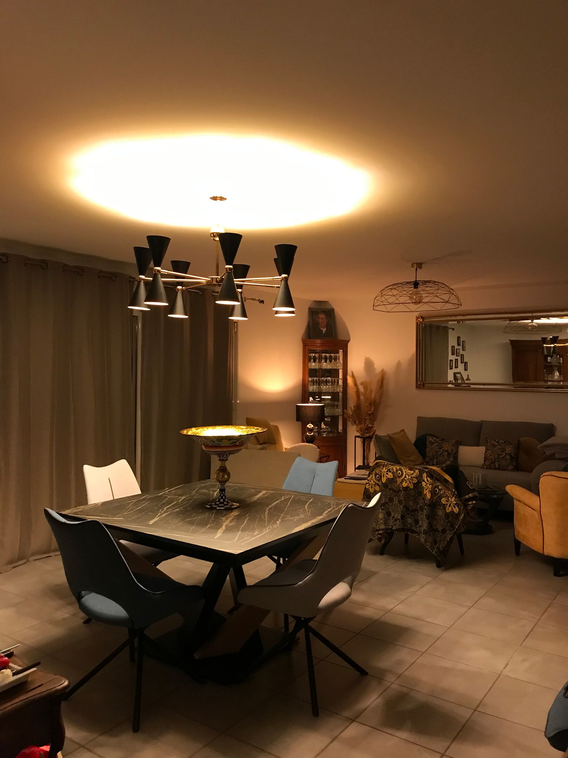 Rideaux fermés dans une salle à manger ayant un lustre allumé