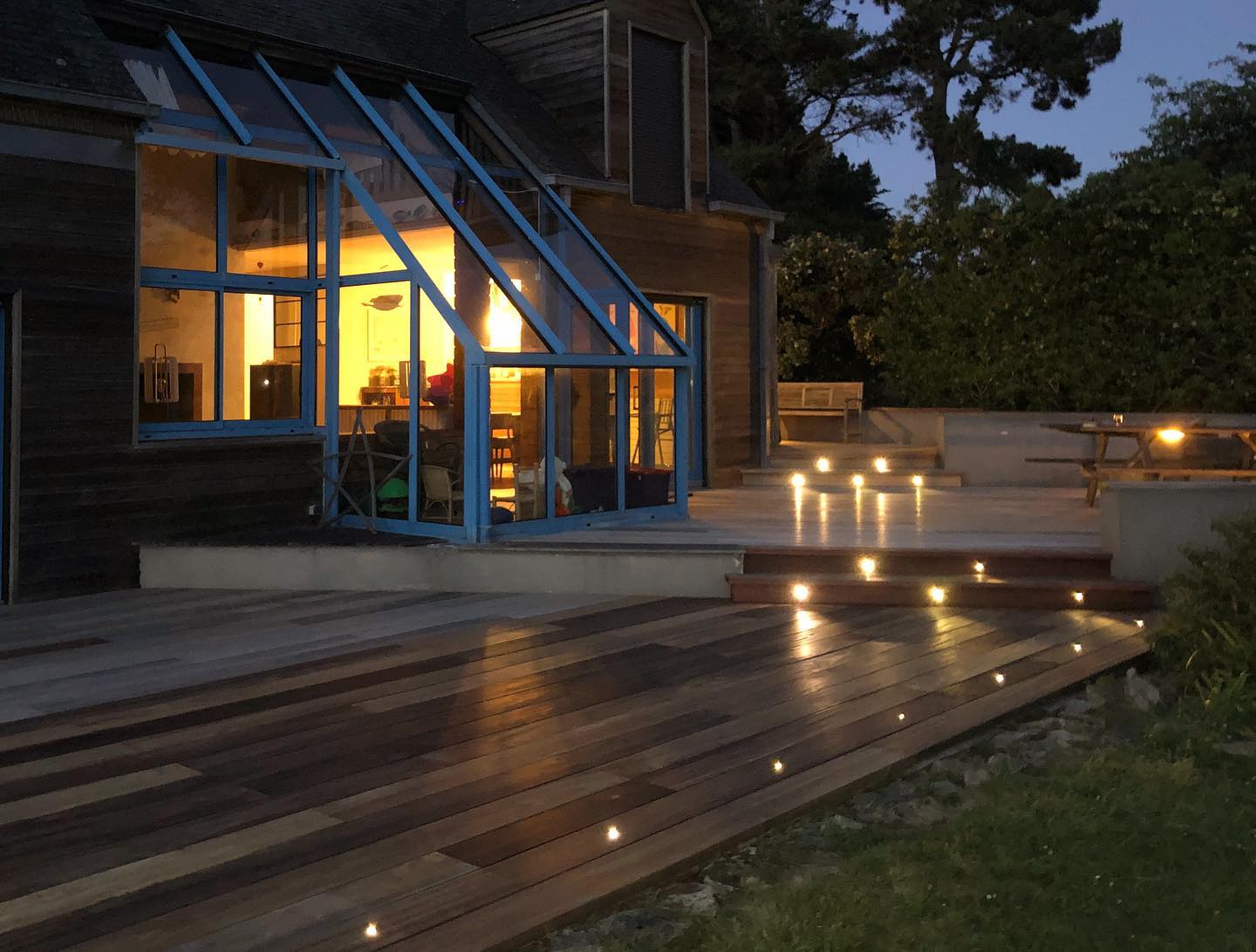 Gros plan sur des spots sur des contours d'une terrasse