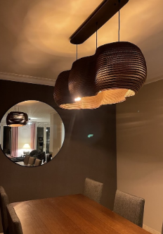 Miroir au fond d'une pièce avec un grand plafonnier design