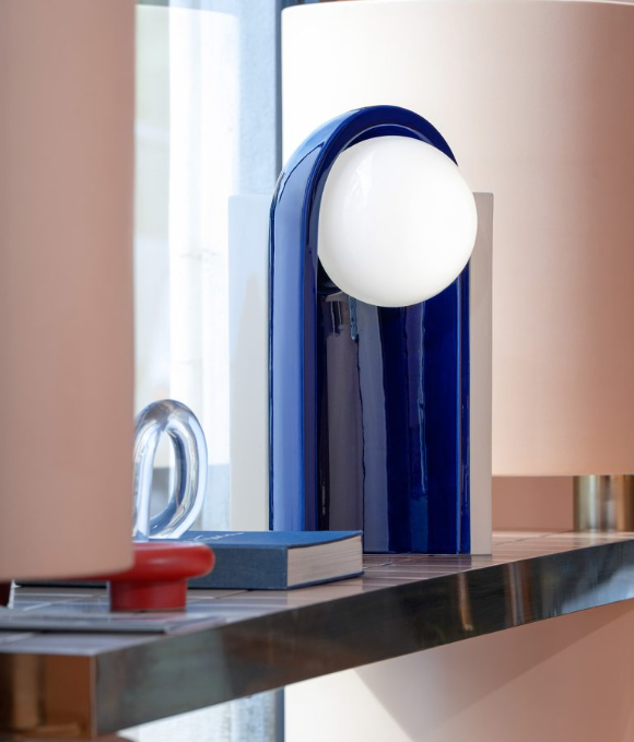 Deux lampes rayées devant un mur rouge