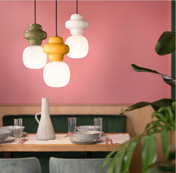 Luminaire jaune et vert sur fond vert