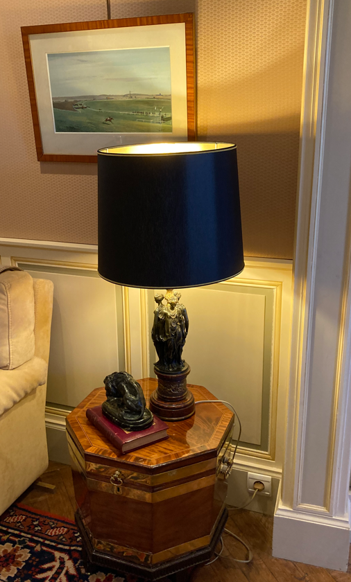 Lampe en forme de statue avec un abat-jour bleu marine
